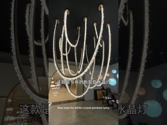 Des lumières suspendues en cristal blanc naturel sur mesure