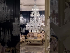 Les chandeliers sont des cristaux.