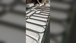 Moderne classique Simple lumière LED blanche forme de fleur cadre en métal suspendu lustre en cristal pour Weddin