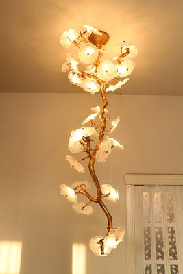 Le haut de gamme, le hall d'hôtel moderne, les chandeliers extra grands, les chandeliers en cristal sur mesure.
