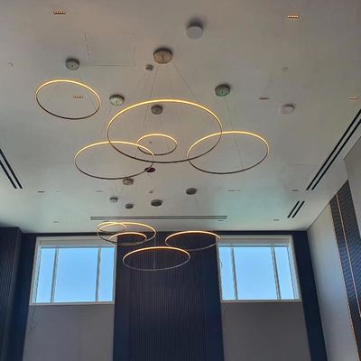 Lumière suspendue LED ronde personnalisée pour la décoration de grands lieux publics