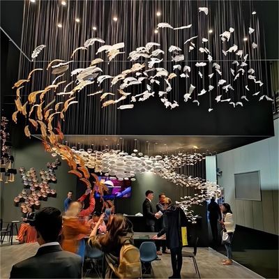 Des lustres en plumes de verre