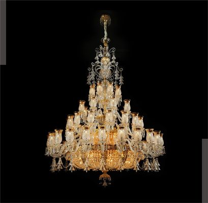 Les halls des hôtels haut de gamme Grands chandeliers de cristal
