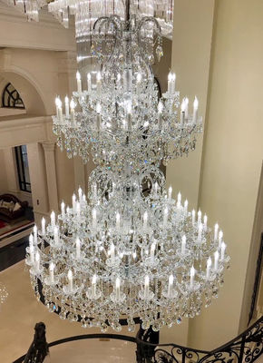 Des chandeliers de grande taille réalistes et transparents pour les foyers à deux étages