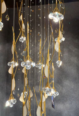 Longues chandeliers à plafond élevé pour l'espace de décoration