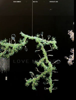 Des chandeliers de fleurs de cristal vert uniques
