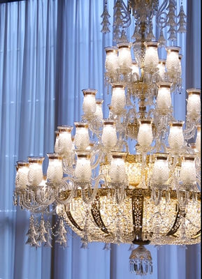 Grand lustre de cristal moderne au plafond élevé
