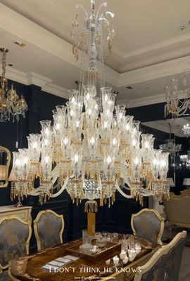Des lustres de luxe de style français avec des pendentifs de champagne
