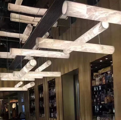 Hôtel sur mesure intérieur décor moderne salle à manger suspendue pendentif lumineux nordique luxe laiton alabaster linéaire grand lustre