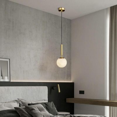 Éclairage d'hôtel moderne nordique Lumière de lustre de cuivre de cuivre Lampe à boules de verre blanche Lumière suspendue à LED