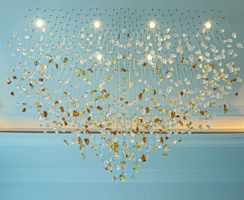Chandelier acrylique personnalisé moderne avec des plafonds élevés dans le hall d'entrée de l'hôtel