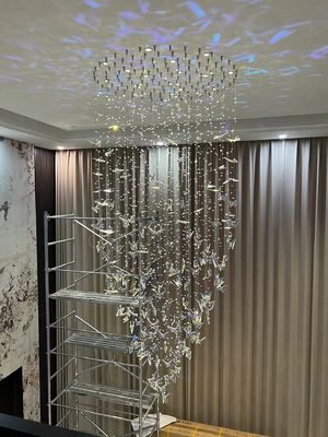 L'immeuble en double de Crystal Butterfly est une villa hôtelière de luxe. Un escalier en spirale.