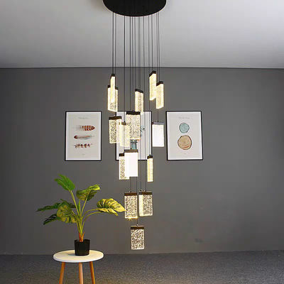 Éclairage de l'escalier du hall d'hôtel Aluminium et lampe suspendue en cristal pour un design moderne