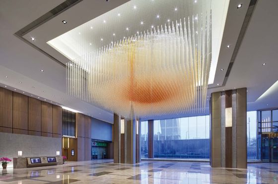 Grands bâtiments d'ingénierie non standard personnalisés Centre commercial Lobby Département des ventes d'eau Club Villa Lumières à bande de cristal