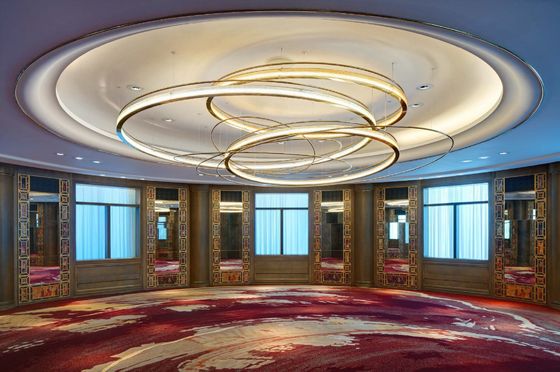Source lumineuse LED Art Glass Iron Aluminium Hotel moderne Lobby Banquet personnalisé Grand anneau circulaire en métal doré