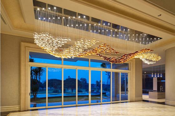 Chandelier en verre personnalisé avec des accents en laiton et en cristal