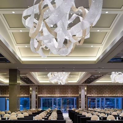Projet personnalisé Lustreur de plafond en acier inoxydable Ruban Grand Club Hall Centre Décoration Lustreur Lumière d'ingénierie