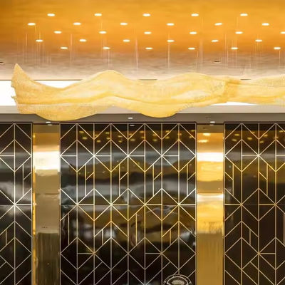 Projet sur mesure à grande échelle Hôtel moderne de luxe Salle de banquet Éclairage Décoration Or LED Lustre en maille de cristal