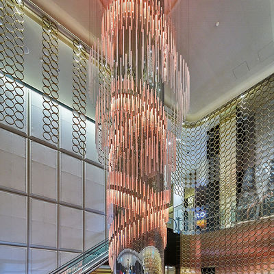 Le haut plafond du hall de l'hôtel est un lustre en cristal moderne avec une ombre en verre et une tension d'entrée de 165 V à 165 V.