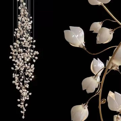 Pétales de magnolie blanche moderne Arbre à branches en céramique Lumière de pendentif LED Projet de lampe de pendentif pour salon Escalier du hall d'hôtel