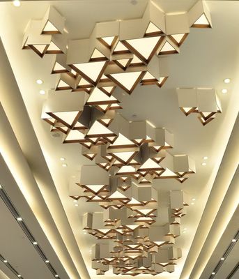 Département des ventes d'éclairage technique hôtelier personnalisé non standard Salle de banquet Combinaison géométrique triangulaire Plafonnier LED