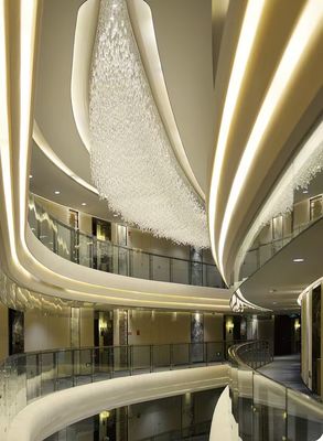 Hôtel moderne Lobby Mariage Salle de banquet Spéciale artistique personnalisée Lustre de cristal de l'hôtel Ingénierie Lumière Chaîne de cristal Lustre de plafond LED