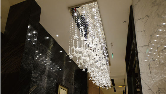 Lustre de hall d'hôtel personnalisé Pendentif à pétales Chaîne de cristal rectangulaire Créatif LED Cristal Plafonnier