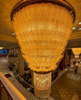 Lustre en cristal avec feuilles dorées de luxe - Suspension grand escalier pour hall d'hôtel 5 étoiles